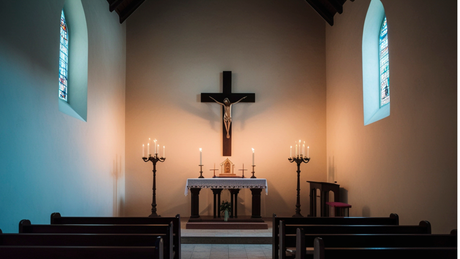 The Ultimate Guide to Altar Candles: Types, Sizes & Traditions